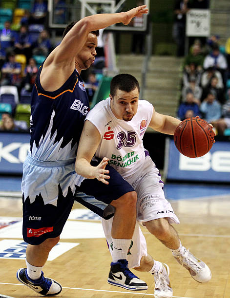 成持球突破 成持球突破